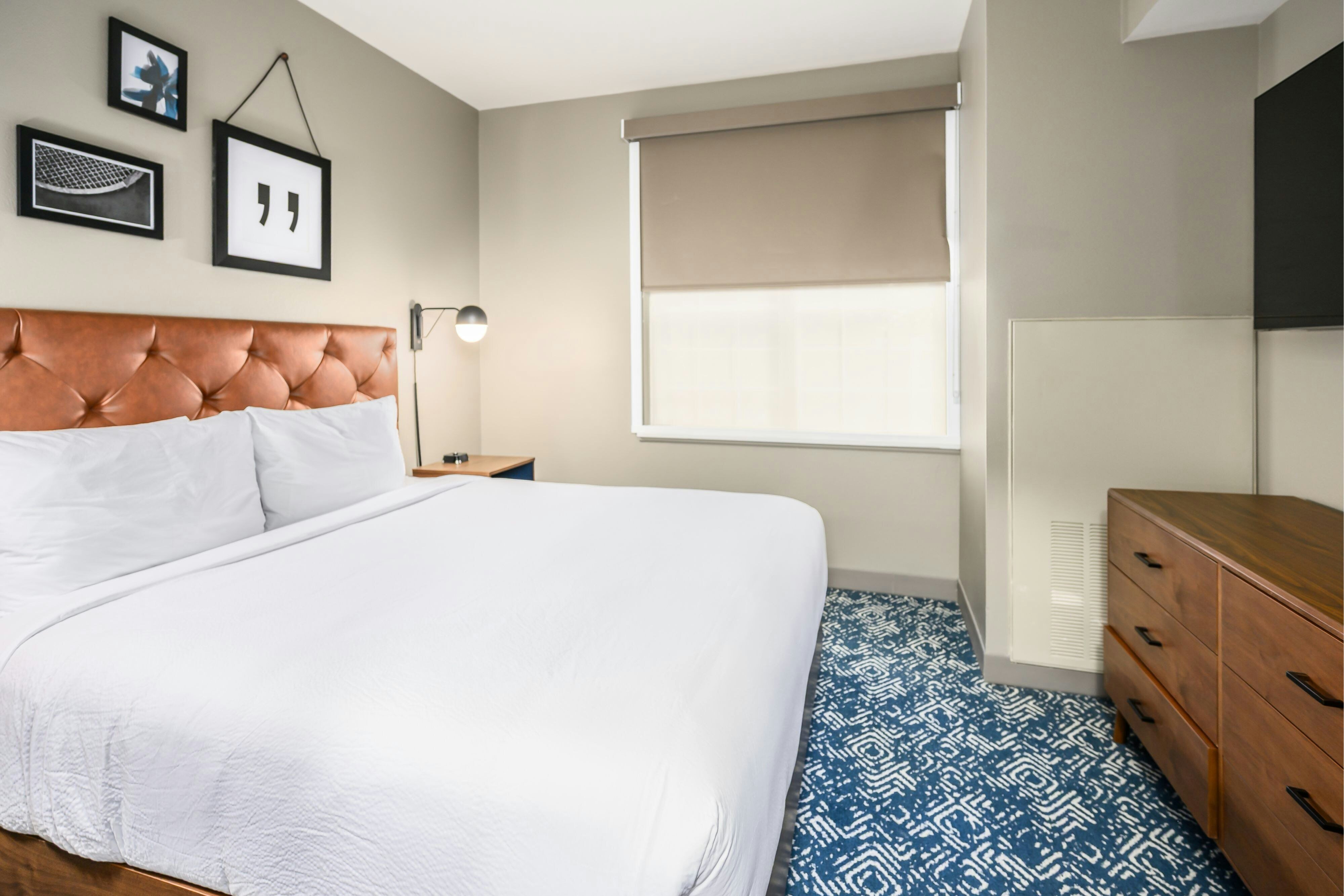 单卧室小型特大床套房，配有梳化床