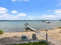 LAKEFRONT HOME w BEACH @ HIGGINS LAKE! Hoteles en Municipio de Gerrish