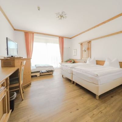 Deluxe Double Room with Balcony and Garden View