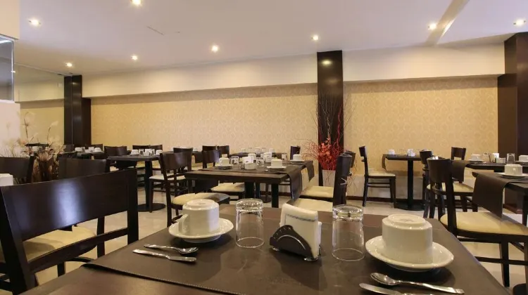 Europlaza Hotel & Suites 食事・レストラン