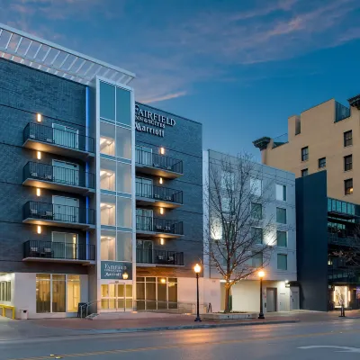 Fairfield Inn & Suites Fort Worth Downtown/Convention Center Hotel dekat Katedral Santo Patrick