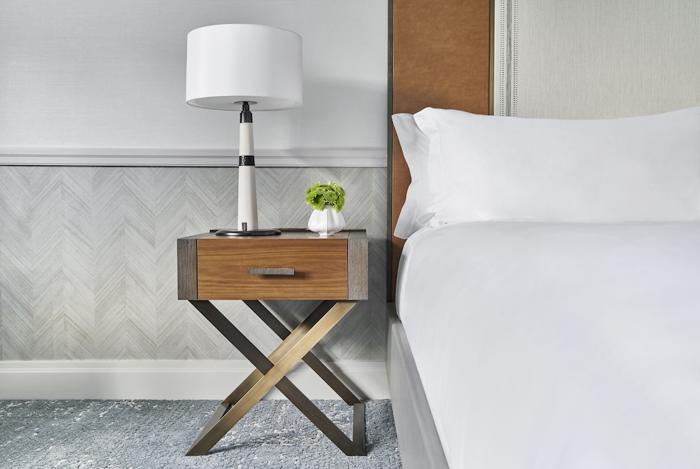 公园名胜景观特大床房