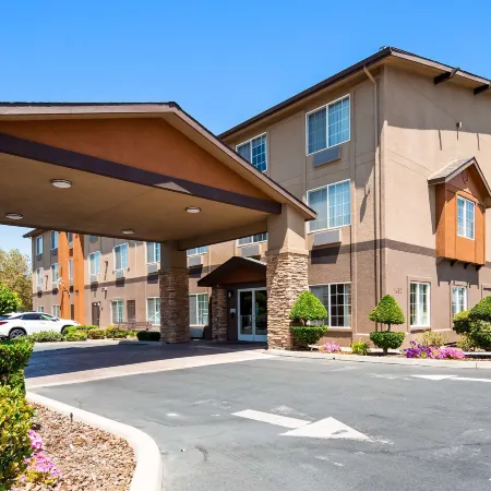 Best Western Plus Rama Inn Suites