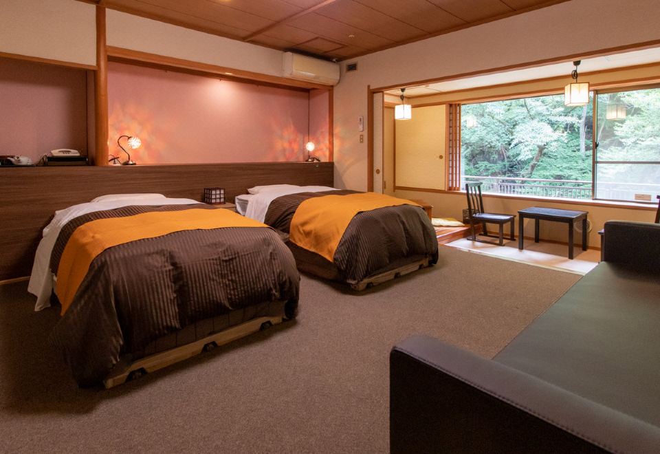 带浴室河景双床房