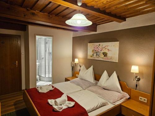 带山景的双人间