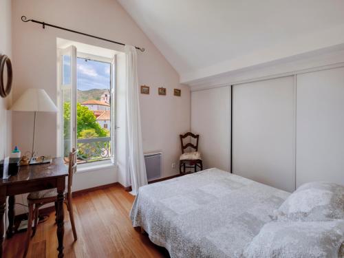 带山景的双人间