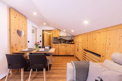 带阳台的两卧室公寓