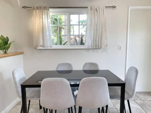 Hot Tub . Near Freeway . Quick 2 Theme Parks/Beach Three-Bedroom House