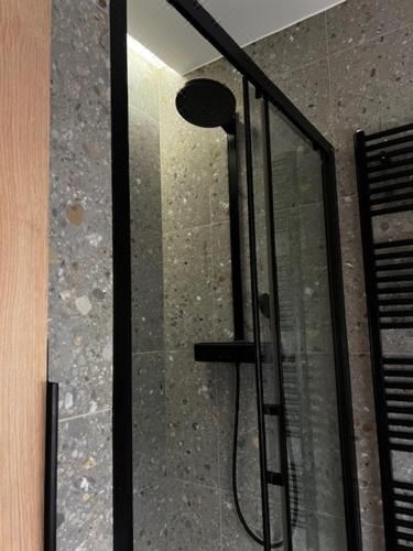 带露台的两卧室豪华海景公寓