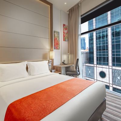 標準房，1張大床，禁菸（1 Queen Standard MBS View Top Floor Free Breakfast） 新加坡克拉碼頭智選假日飯店優惠