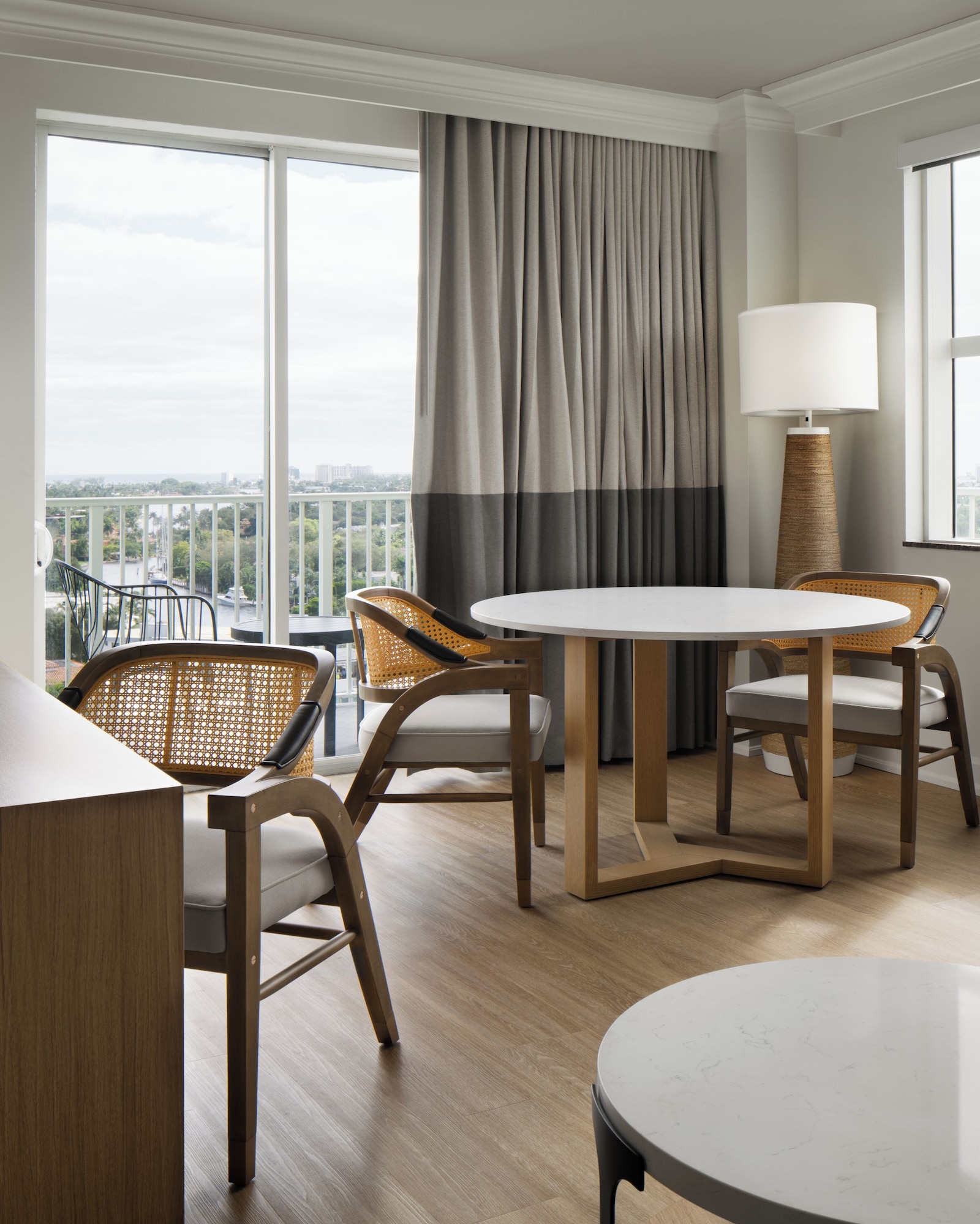 初级套房带角落阳台城市景观，1张特大床