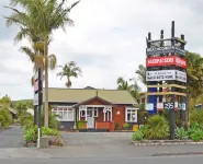 Beachcomber Lodge & Backpacker Hotels in 