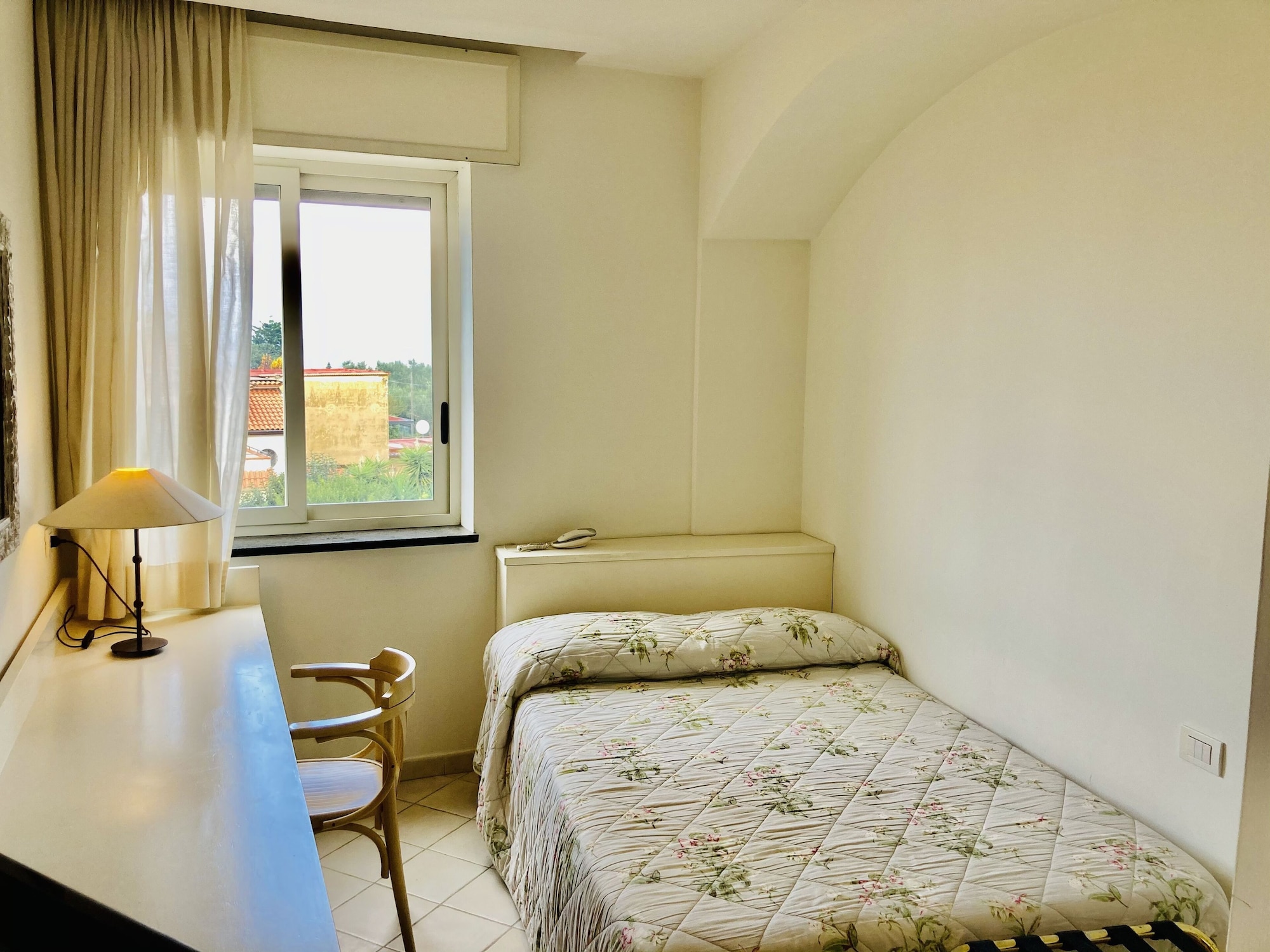 基础客房， 1 张大号单人床， 城市景观