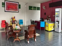 Putra Sentosa Retreat Camp, Sematan Hotéis em Lundu
