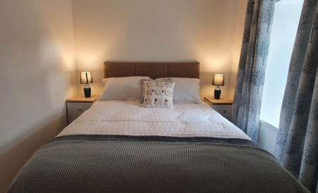 Inviting 2-Bed Barn with Hot Tub Near Muirkirk - Housity