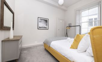 Iconic Cockburn Street 4 Bedroom Apartment: Heart of Old Town