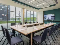 Courtyard by Marriott Paris Charles de Gaulle Central Airport Hotels in Val-d'Oise