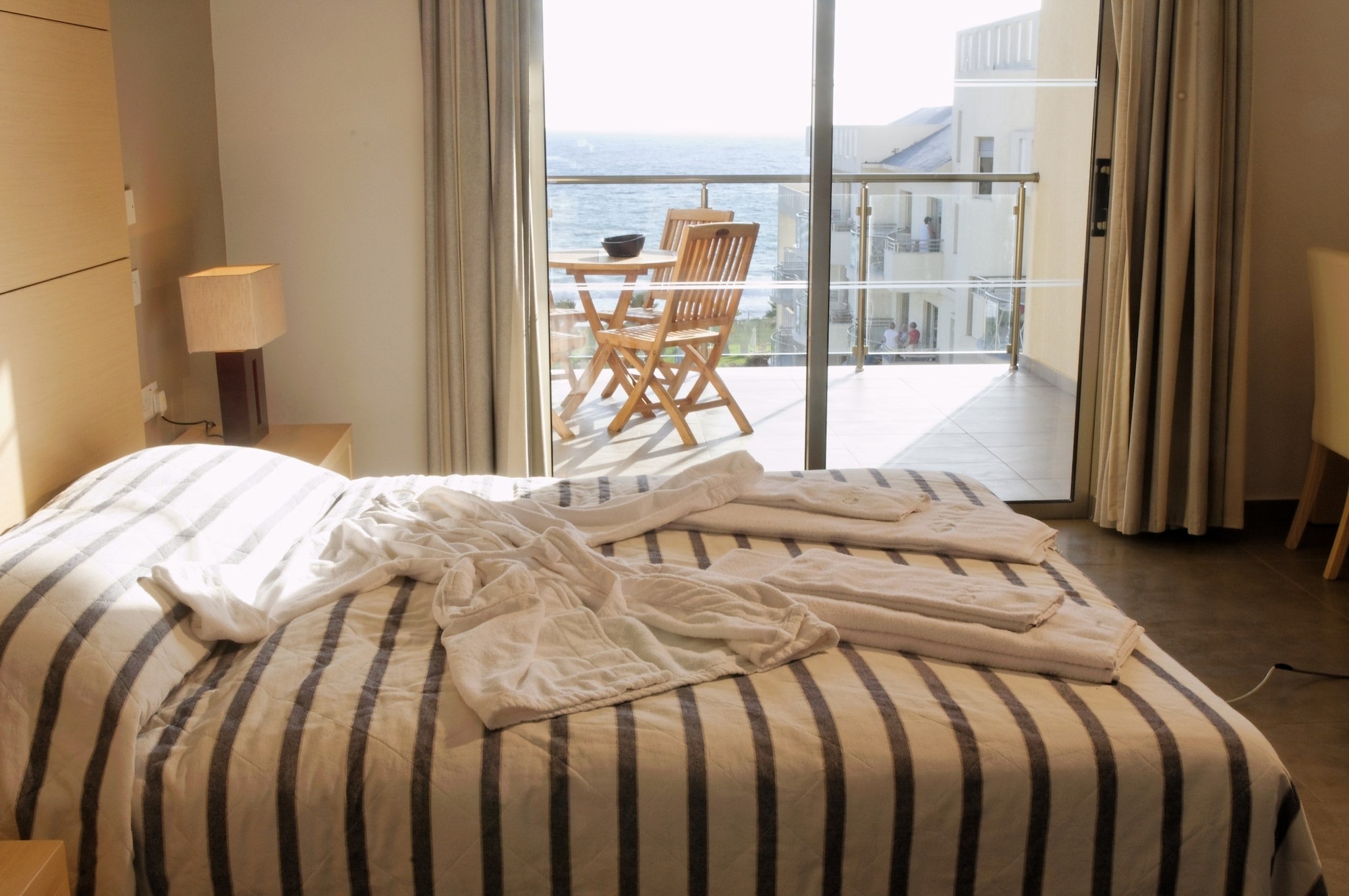 带阳台和海景的标准房