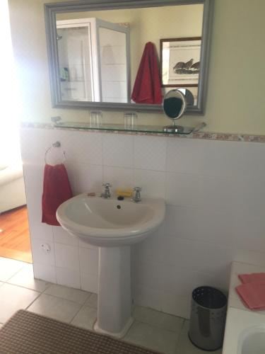 带阳台和海景的豪华双人房