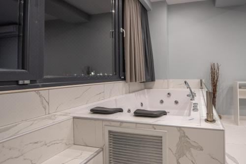 Sea & City Luxury Suite Suite With SPA Bath