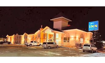 Aurora Park Inn & Suites - Housity