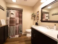 Remodeled Cabin w/fireplace, 2 miles from Lakewood Hotels in Riverview