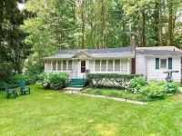 Cozy Lakeside Cottage.... with access to a private beach!