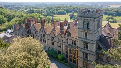Nutfield Priory Hotel & Spa Hotel di 