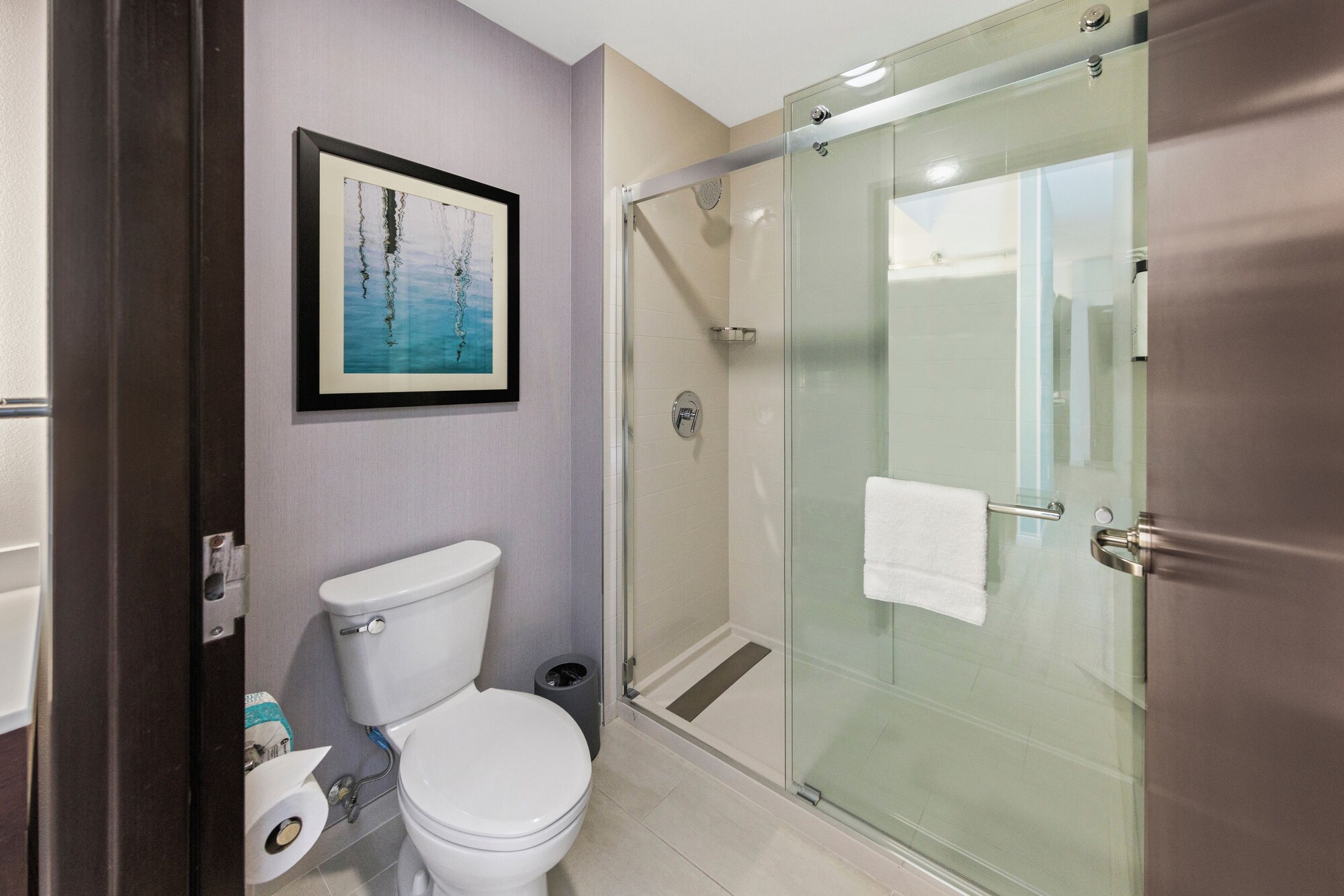 高楼层特大床房附梳化床