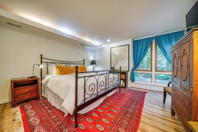 8 Mi to Lumen Field: Pet-Friendly Apt w/ Hot Tub Hotels in 