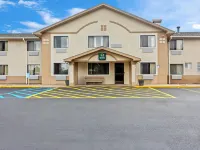 Quality Inn & Suites Howe - Sturgis Hotels in LaGrange County