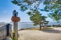 Waterfront Coos Bay Retreat w/ Kayaks!