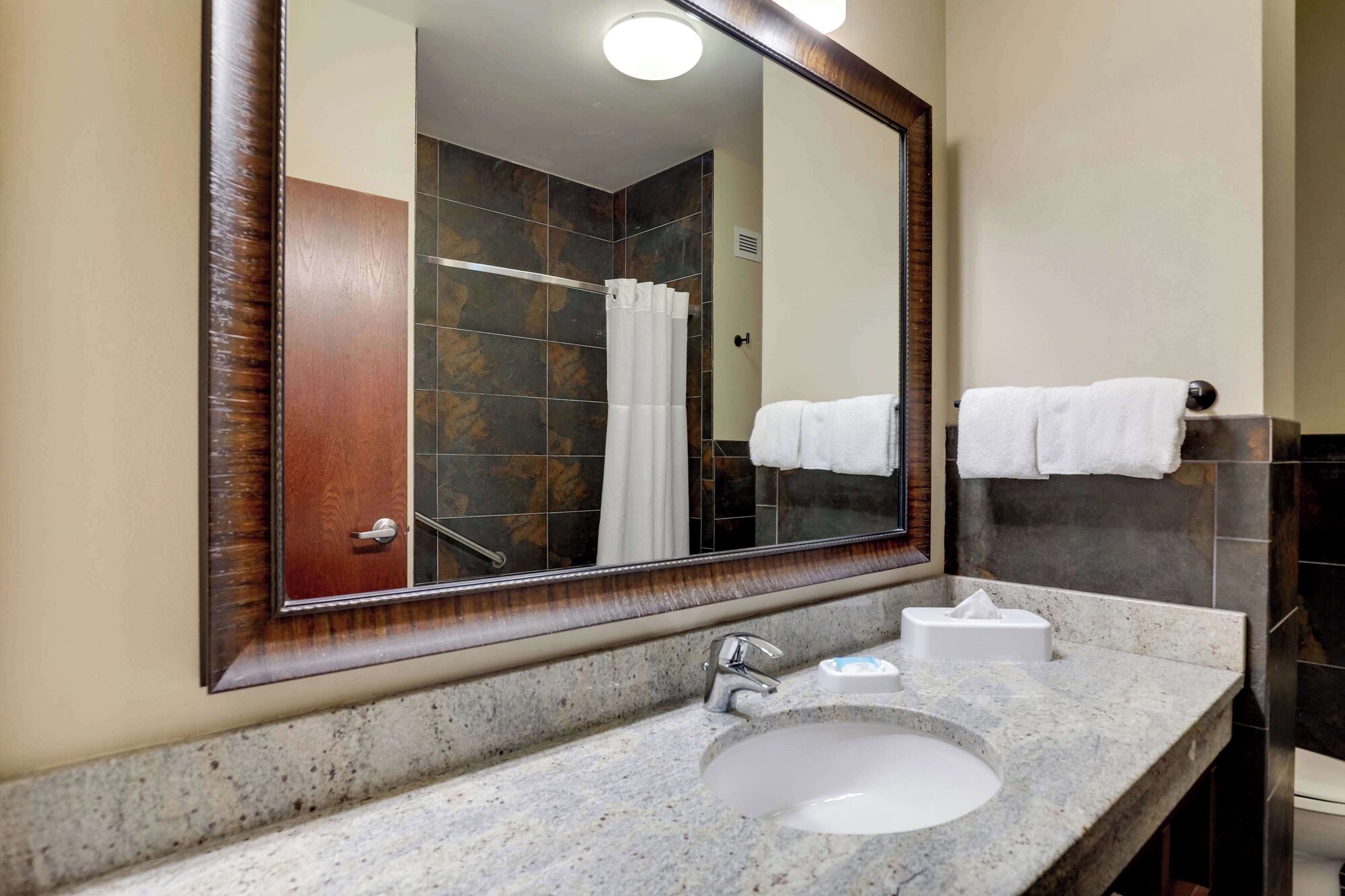 套房， 1 张特大床和 1 张梳化床， 冰箱和微波炉 （2 Rooms Upper Floor）