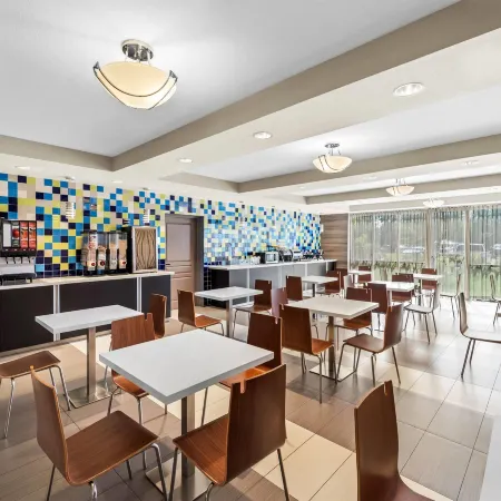 Days Inn & Suites by Wyndham Fort Myers Near JetBlue Park
