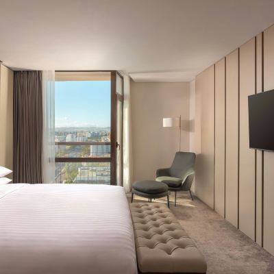 總統套房 - 行政酒廊 - 帶1張特大床 - 帶陽台 里斯本萬豪酒店優惠