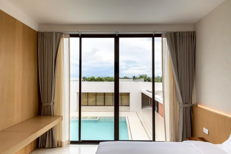 ห้องเตียงใหญ่วิวสระน้ำ