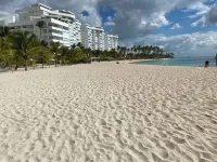 Spacious Apto with Spectacular Views of the Beach Hotels in 