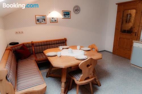 带阳台的两卧室公寓