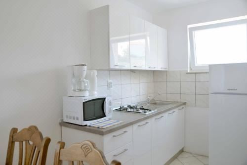 带露台的双卧室海景公寓