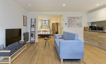 Luxury One Bedroom Greenwich Studio Apartment Near Canary Wharf by UnderTheDoormat - Housity