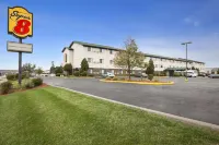 Super 8 by Wyndham Milwaukee Airport のホテル