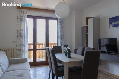 双卧室湖景公寓