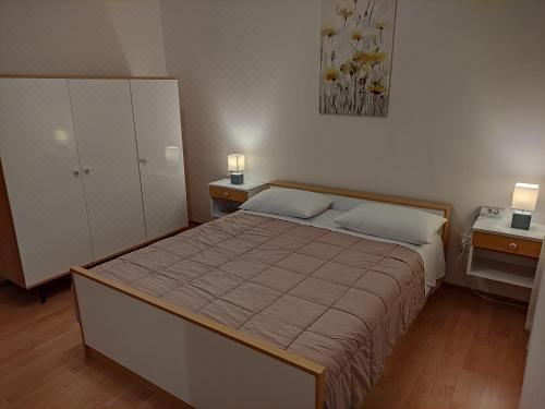 带阳台的两卧室公寓