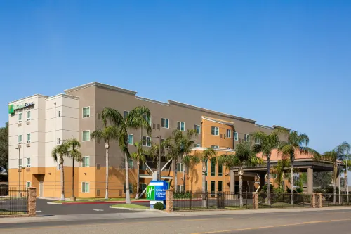 Holiday Inn Express & Suites BAKERSFIELD CENTRAL by IHG