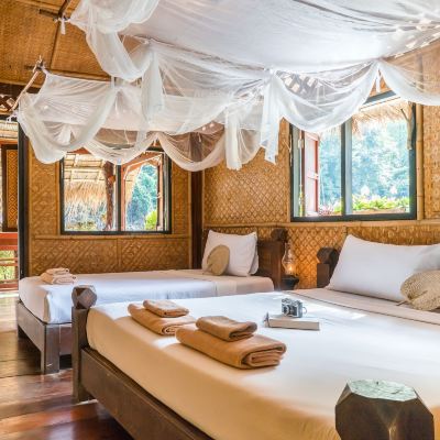 木筏（晚餐、早餐和午餐），參加船上辦理入住和退房手續 桂河叢林竹筏度假村優惠