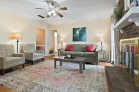 Large Fenced Yard Near Midtown- Shamrock Stay