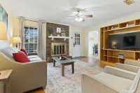 Large Fenced Yard Near Midtown- Shamrock Stay