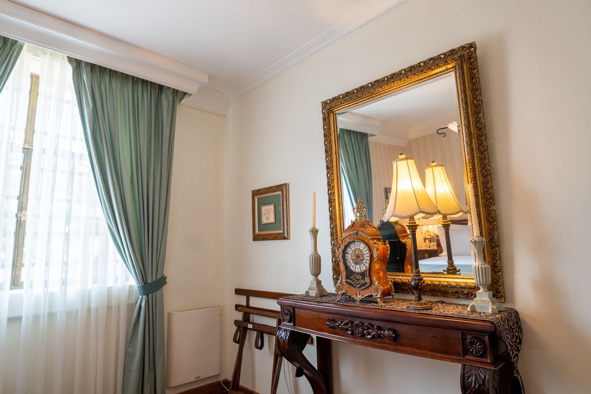 传统套房， 1 张特大床