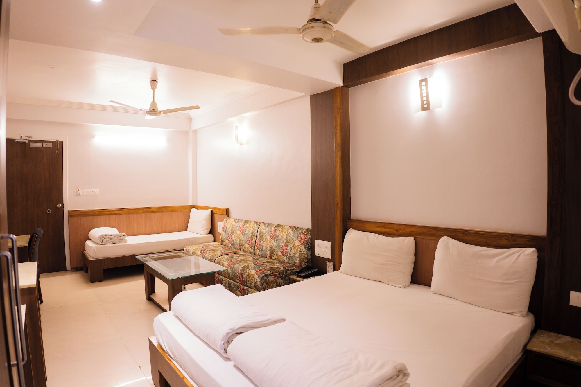 Jain's Hotel Rajhans高档客房， 1 间卧室，城市景观