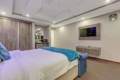 Summit Della Suite Deluxe Queen Room